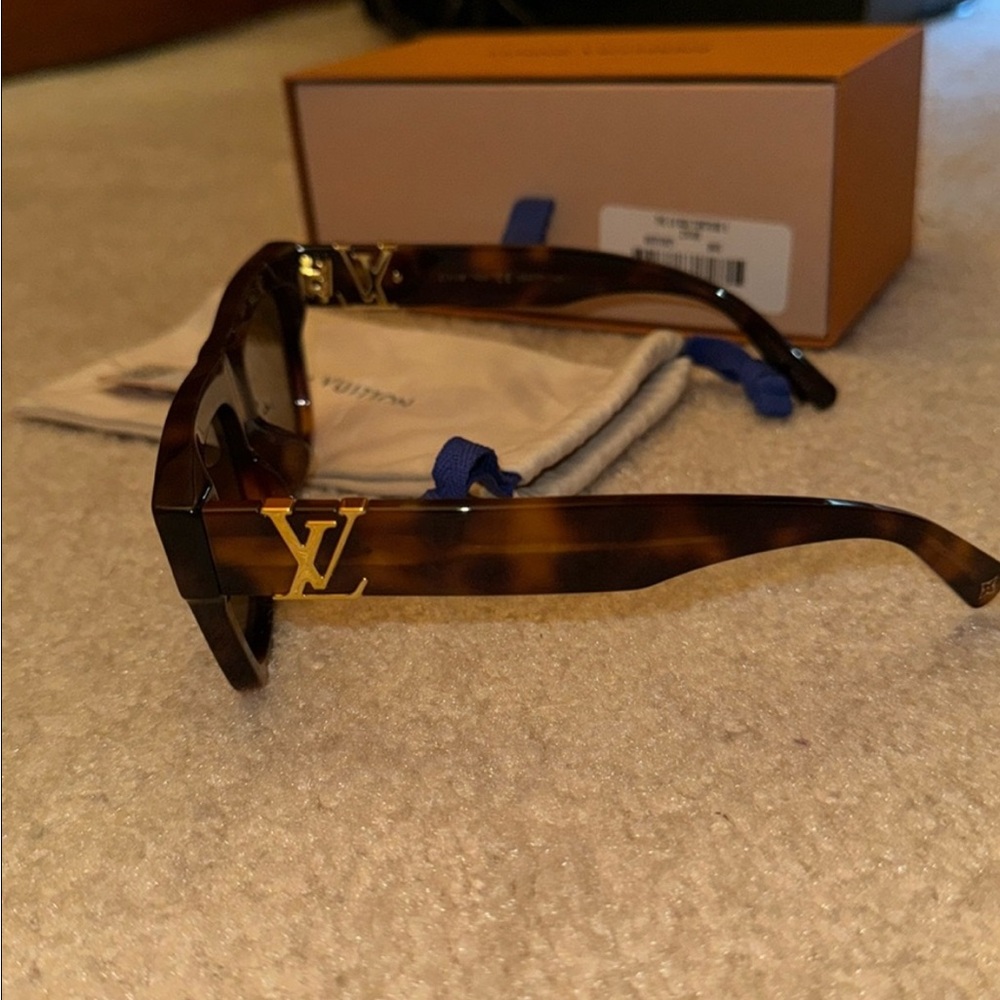 LV tortoise square glasses